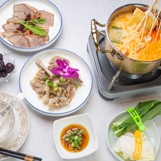 約40種の具材から選べる串串麻辣湯。オリジナルの味わいを