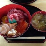 魚類組合 - 一人前\1,300のオリジナル丼の完成！