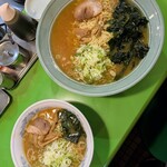 中華そば 万楽 - ラーメン特大（麺３玉）930円+ワカメ100円＋ネギ100円＝1,130円（以下税込）と ラーメン並 600円、カメラアングルを変えて撮影。