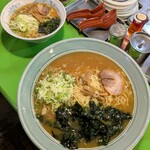 中華そば 万楽 - ラーメン特大（麺３玉）930円+ワカメ100円＋ネギ100円＝1,130円（以下税込）と ラーメン並 600円。
