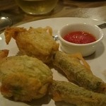 ブラッスリー レキップ - 自家製パンチェッタとモッツレラを詰めた花ズッキーニーのフリット