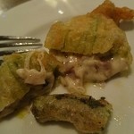 ブラッスリー レキップ - 自家製パンチェッタとモッツレラを詰めた花ズッキーニーのフリット