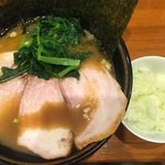 ラーメン 末廣家 - チャーシュー麺750円、玉ねぎ80円
      
      いつもの！やってしまいました〜
      うまし！！
      
      2015年78杯目