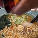 中華そば 万楽 - 味変にラー油を・・・。