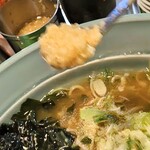 中華そば 万楽 - 味変にニンニク油を・・・。