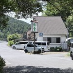 瓦そば 田舎 - 店の前の第一️、道路向かいの第二️まで満車で、宮の渕橋手前の道路脇に停めるしかない状況。この道全く車が来ないので大丈夫ではあるけど、第二️が空いたらすぐに移動