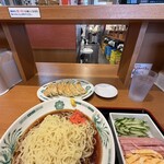 日高屋 - 料理写真:カウンター。この窓から提供されます。笑笑 黒酢しょうゆ冷やし麺。そうなんです。こちらのお店、具は別盛りで。