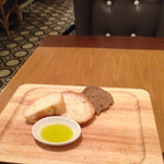 トラットリア コダマ - お通しのパン！少し食べてから撮影