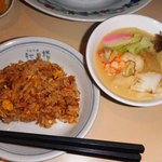 中国菜館 江山楼 - ちゃんぽんとチャーハン小皿に取り分けて