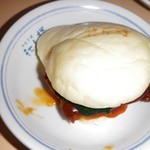 中国菜館 江山楼 - 豚角煮とほうれん草を饅頭にはさんで