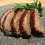 老虎菜 - 家鴨の玖瑰露酒(メイクイル酒)風味のロースト　※ロース辺り