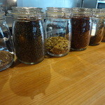 老虎菜 - カウンターに並ぶ中華のスパイス