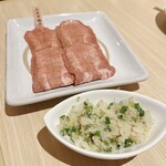 精肉卸問屋直営焼肉店 牛次郎 - 上ねぎ塩タン 1483円