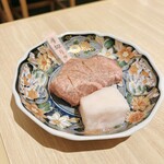 精肉卸問屋直営焼肉店 牛次郎 - 厚切りタン ハーフ 1043円