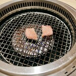 精肉卸問屋直営焼肉店 牛次郎 - 厚切りタン