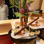 銀座 しのはら - 八寸：五色の糸を笹に、毛ガニと帆立貝の酢の物、山桃赤ワイン漬け、ハムの煮こごり、イカのしんじょうあげ、ナスのオランダ煮、阿波麸と利休味噌、かもの焼き鳥、とうもろこし豆腐