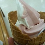 Fujiya - ミルクとイチゴのソフトクリーム
