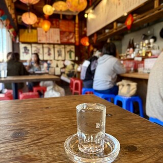 百萬中華 - ドリンク写真:テーブル上の七賢（715円？／一合）。