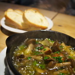 ビストロ炭焼肉酒場 チキンレッグ - 4種のキノコのアヒージョ