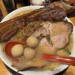 台湾ラーメン 江楽 - 天津台湾ラーメン、大肉叉焼、チャーシュー、うずら3個　
辛さ控えめ