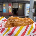 ファミリーマート - 料理写真:でかいファミチキの向こうは