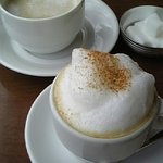 カフェ コチ - 手前がカプチーノ、奥がカフェオレです