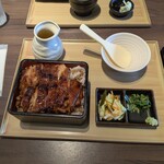 とりどーる - 料理写真:モモ１枚焼き重（ライス大盛）