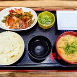 大衆食堂 半田屋 - 料理写真:朝ごはん (ライスミニ  ハーフ豚汁  ニンニクの芽炒め  ねぎ  中粒納豆)