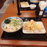 丸亀製麺 - 料理写真:冷ぶっかけ大におろしトッピング！その他野菜天と半熟卵天を追加しました！