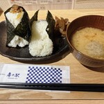 房の駅 - 料理写真:あさりおにぎり（左）塩おにぎり（右）漬物味噌汁セット