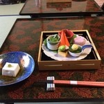 一水荘 - 山菜中心のお盆　安田牛乳の豆腐