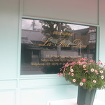 La Part Dieu - 新しい店名が刻まれた窓