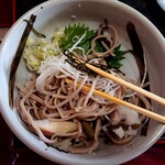 ともせん手打処 - 蕎麦の中に大根の千切り。食べる人の胃を思いやる工夫のようです✨