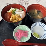 もりや商店 - ウニホタテいくら丼を引きで