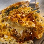 お好み焼き･鉄板焼き うめちゃん - オタフクソースのフルーティーな甘み、ベースを回転させつつ混ぜ込みながら焼く技術により細め千切り甘藍は軟らかくフワッとして甘みもしっかり
麺は片面だけ揚げ焼きし、パリッとしていますが、硬くはありません