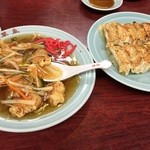 草魚 - 海老甘酢と餃子。甘酢は、蜂蜜色で甘めですが、醤油感が強くなく繊細な味。筍ピーマン人参の細切り入り。