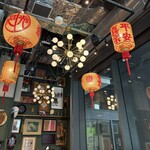 お粥マニア - 店内は現地を模したインテリアです