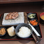 感動の肉と米 - 料理写真:ハラミステーキセット