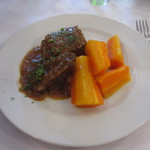 ブション -  柔らかく煮込んだ牛肉の人参添え