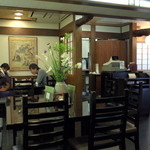 九段一茶庵 - 店内はテーブル席と小上がり掘りごたつ席