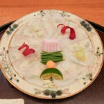 日本料理 太月 - お造り 北海道のマツカワガレイ、きゅうりとビーツ