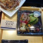 よかろ - 2015.5.4　陳列ケースの弁当①　北広島町の野菜をメインに使っています。