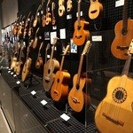 国立民族学博物館 ミュージアム・ショップ - 一部の楽器は、鳴らすこともできます。