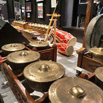 国立民族学博物館 ミュージアム・ショップ - 展示品は、基本的に、触っても、OK　日本では、珍しい。