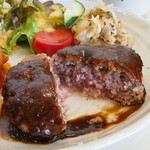 アーティザン - 油少なめで肉の食感がしっかり。少し濃いめのデミソースで。