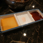 神戸牛高倉 - ポン酢、ヒマラヤ岩塩、醤油