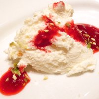 RIGOLETTO KITCHEN - ホリデーランチ 1500円 のレアチーズムース フランボワーズソース掛け