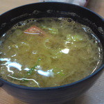 丸仙 - エビの頭２つ入ったお味噌汁