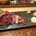 桜肉専門店 さくらさく - 料理写真:馬刺しと薬味のアップ