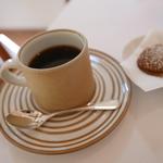 ブラッセリー ラシュレ - 食後のコーヒーとクッキー。クッキーにはミントのチョコが挟まれています。